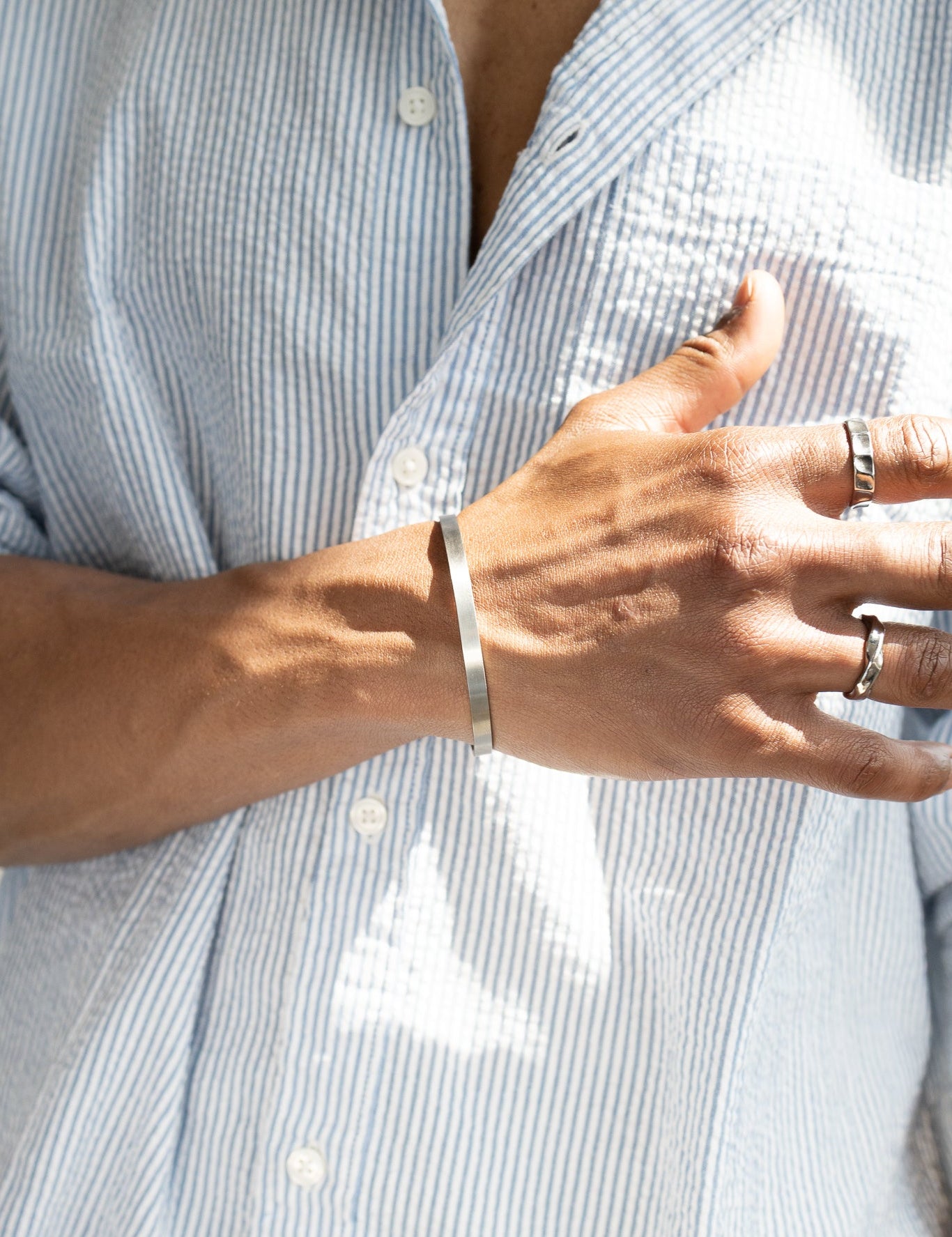 Armband || Jetzt Kombinieren || Das Model trägt das Brushed Handcuff, dazu den Unregular und Rebuke - Ring.