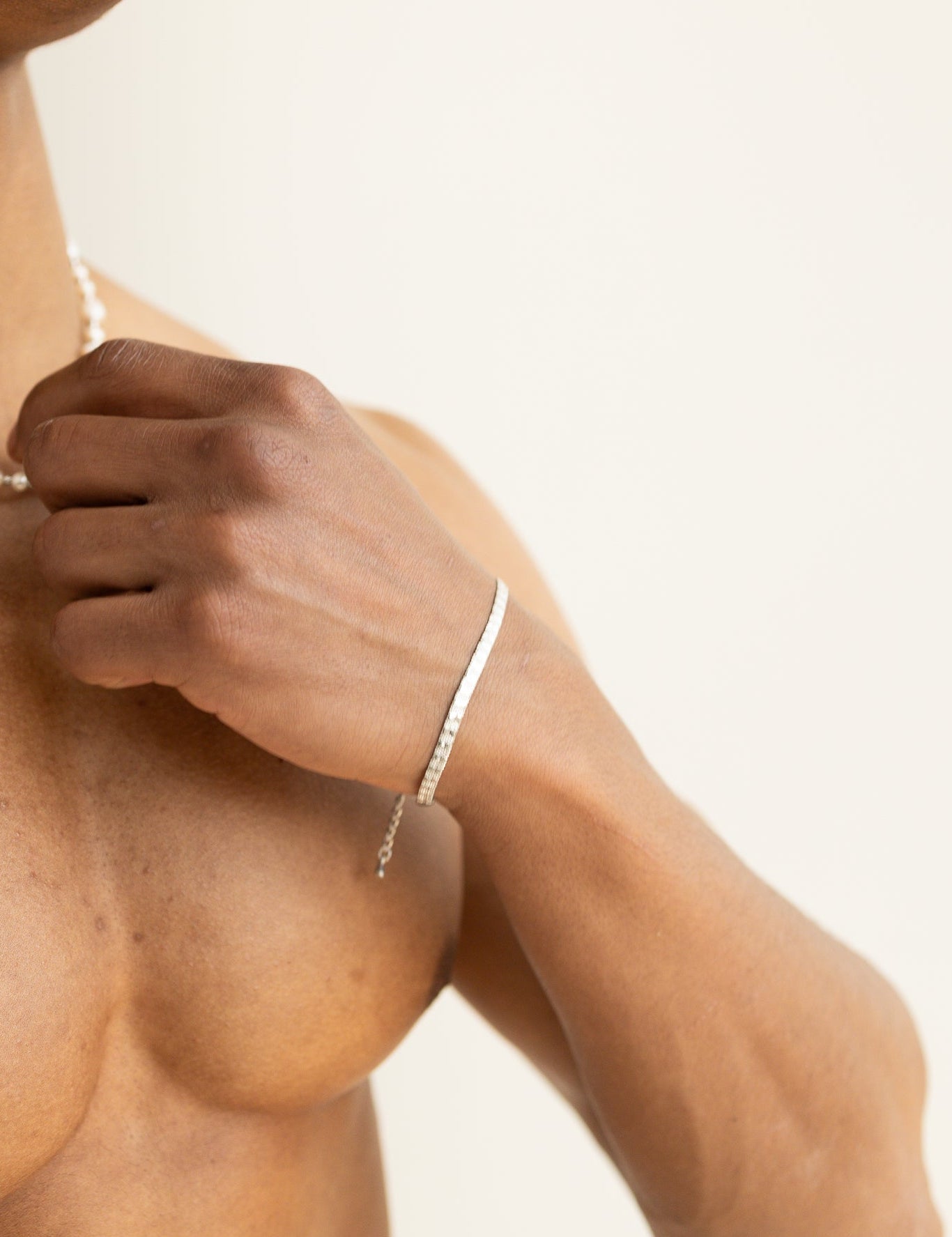 Armband || Jetzt Kombinieren || Das Model trägt das Serpenta Armband und die Unregular-Mix Halskette.