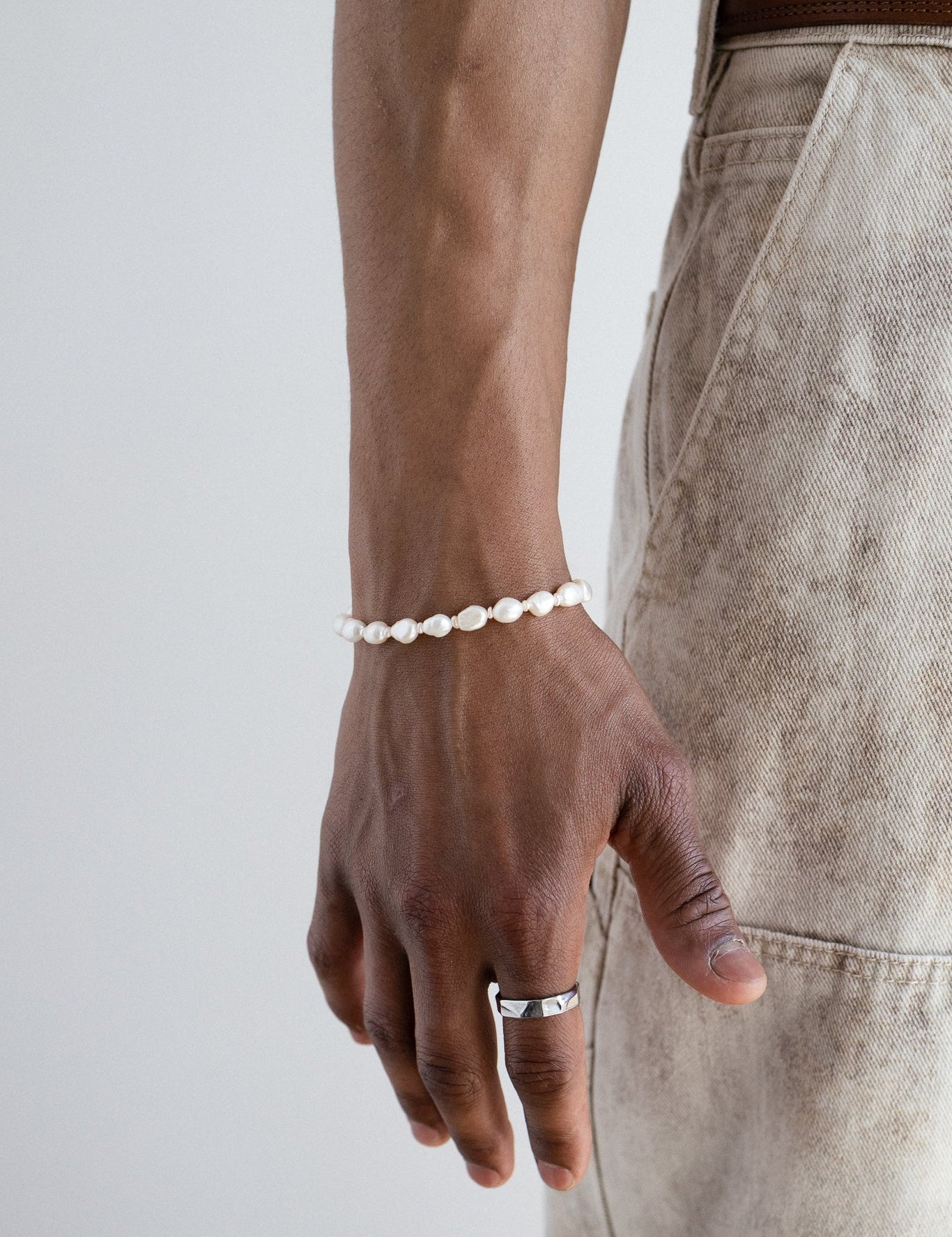 Armband || Jetzt Kombinieren || Das Model trägt das Keshi Perlen Armband und den Rebuke Ring.