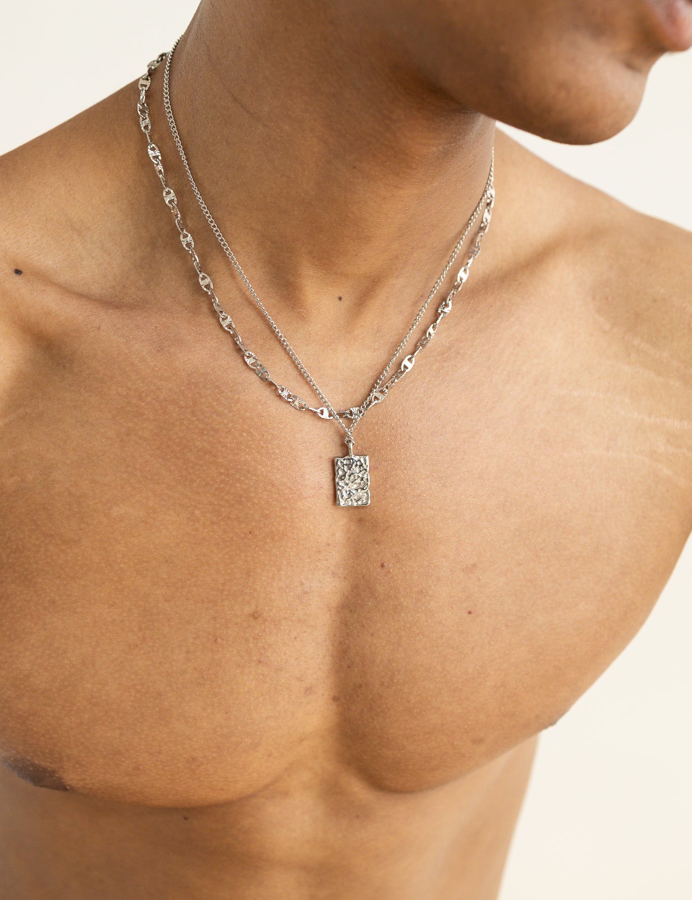 Kette || Jetzt Kombinieren || Das Model trägt die Solero Kette und die Modular Kette.