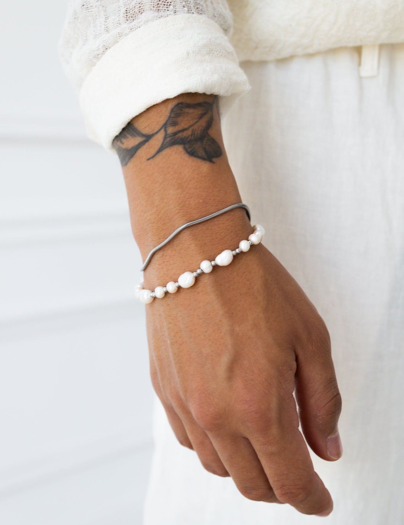 Armband || Jetzt Kombinieren || Das Model trägt das Mini Snake Armband und das Unregular-Mix Armband.