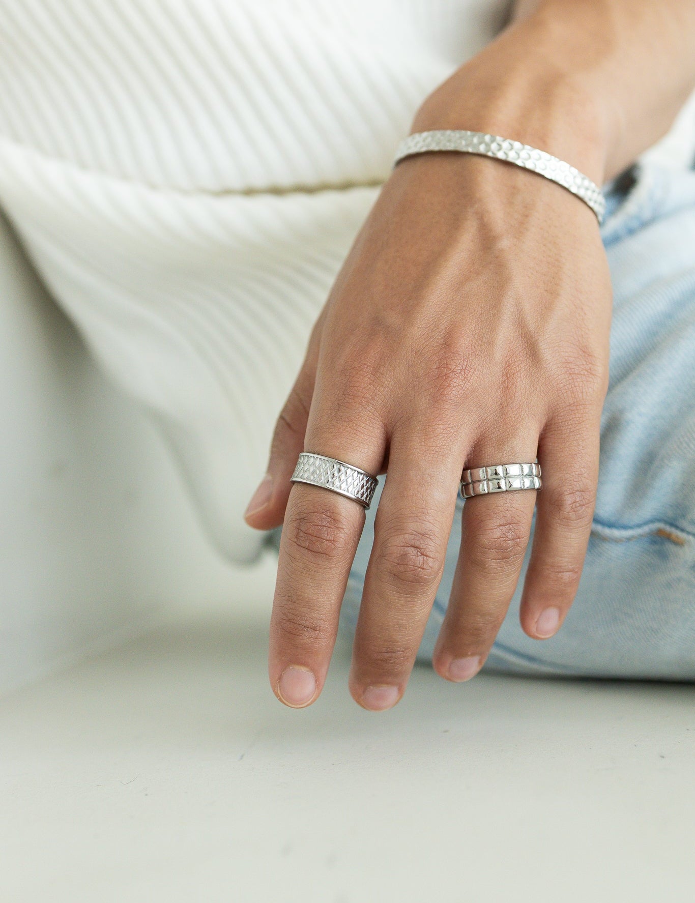 Ring || Jetzt Kombinieren || Das Model trägt den Ravelle Ring, den Quado Ring und das Hexora Handcuff.
