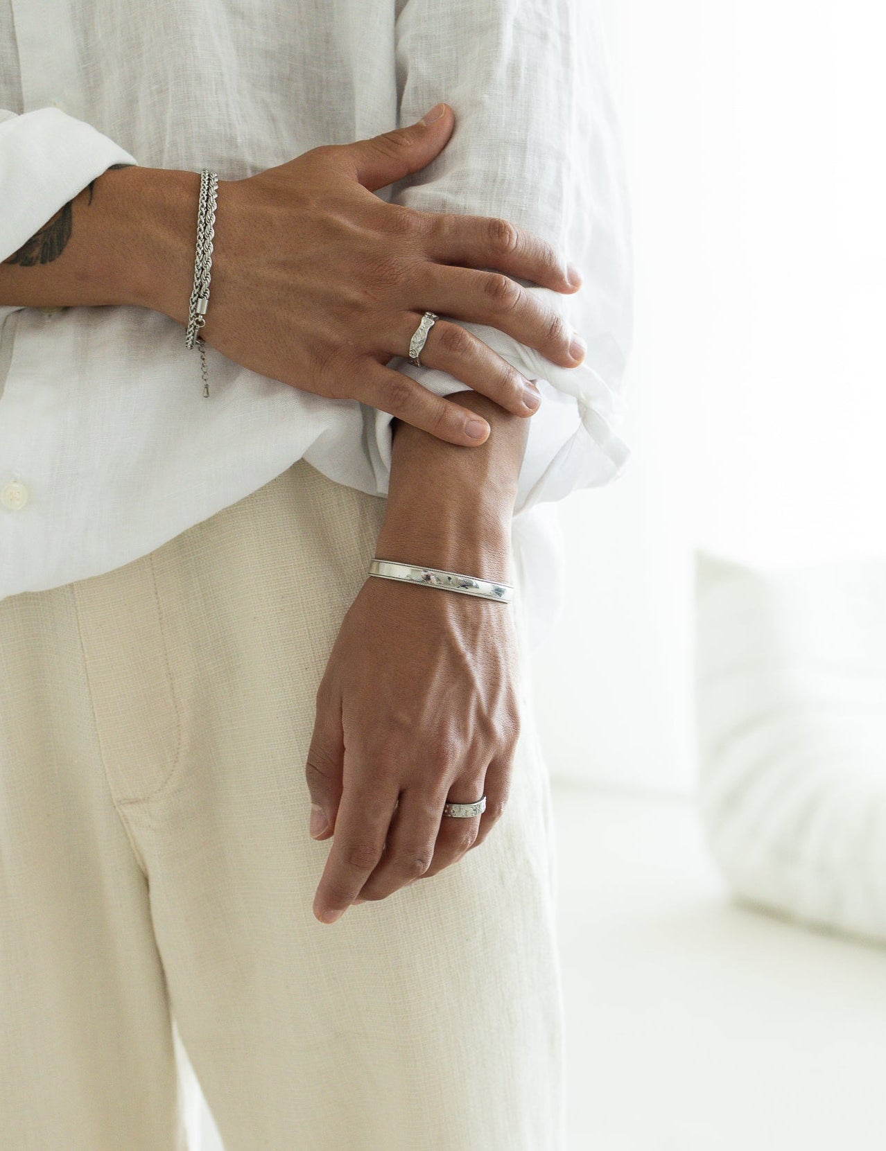 Armband || Perfekte Kombination || Das Model trägt das Cello Handcuff, den Grano und Hiveiro - Ring und dazu das Rope 5mm und Snake 3mm - Armband.
