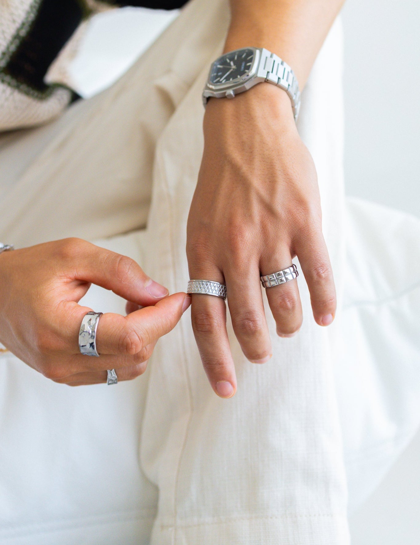 Ring || Perfekte Ring Kombination || Das Model trägt den Quado, Ravelle, Hammered und Hiveiro - Ring.