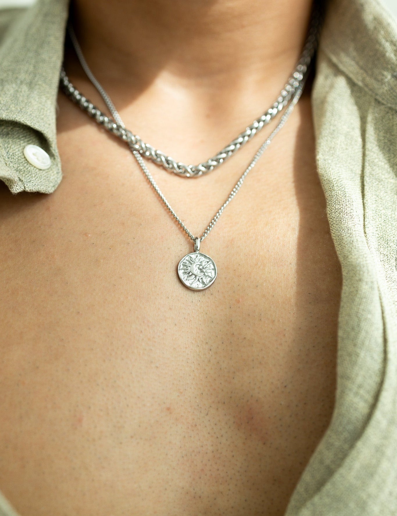 Kette || Jetzt Kombinieren || Das Model trägt die Lunavia Kette und die Snake mm Kette.