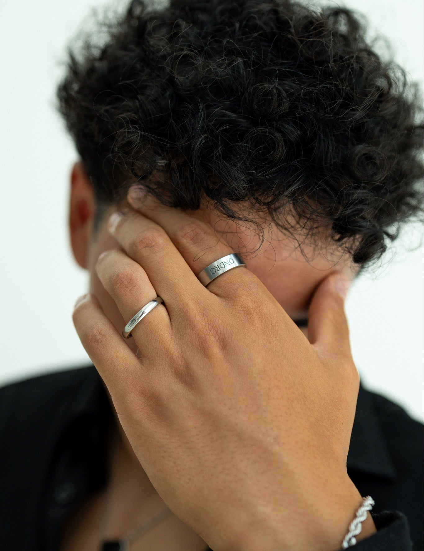 Ring || Perfekte Ring Kombination || Das Model trägt den Linea und den Sava Ring.