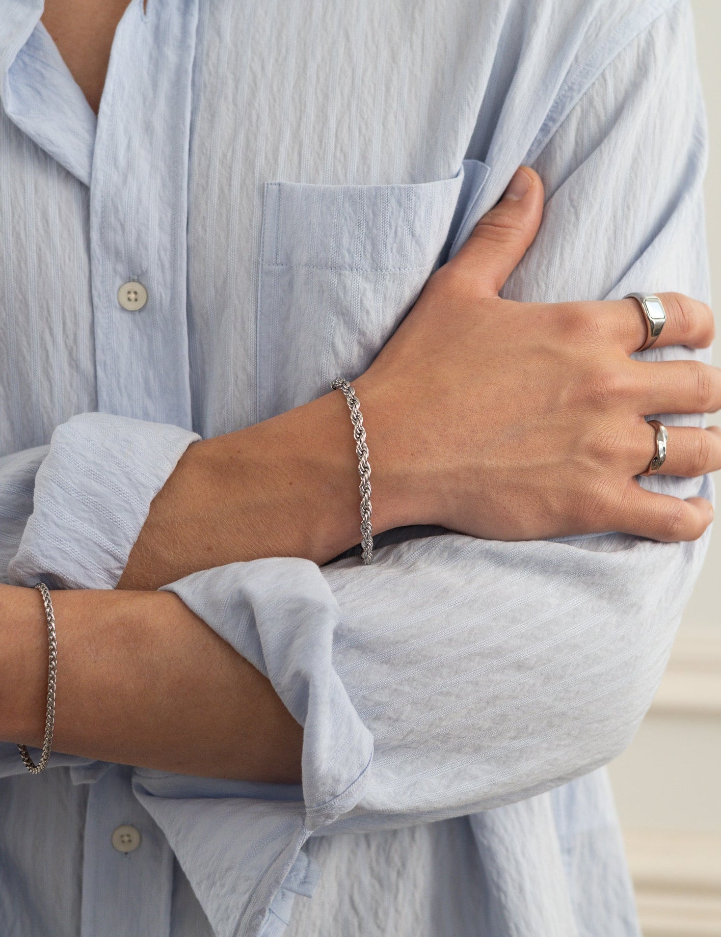 Armband || Jetzt Kombinieren || Das Model trägt das Rope 5mm und Snake 3mm - Armband, dazu den Stamp und den Unregular - Ring.