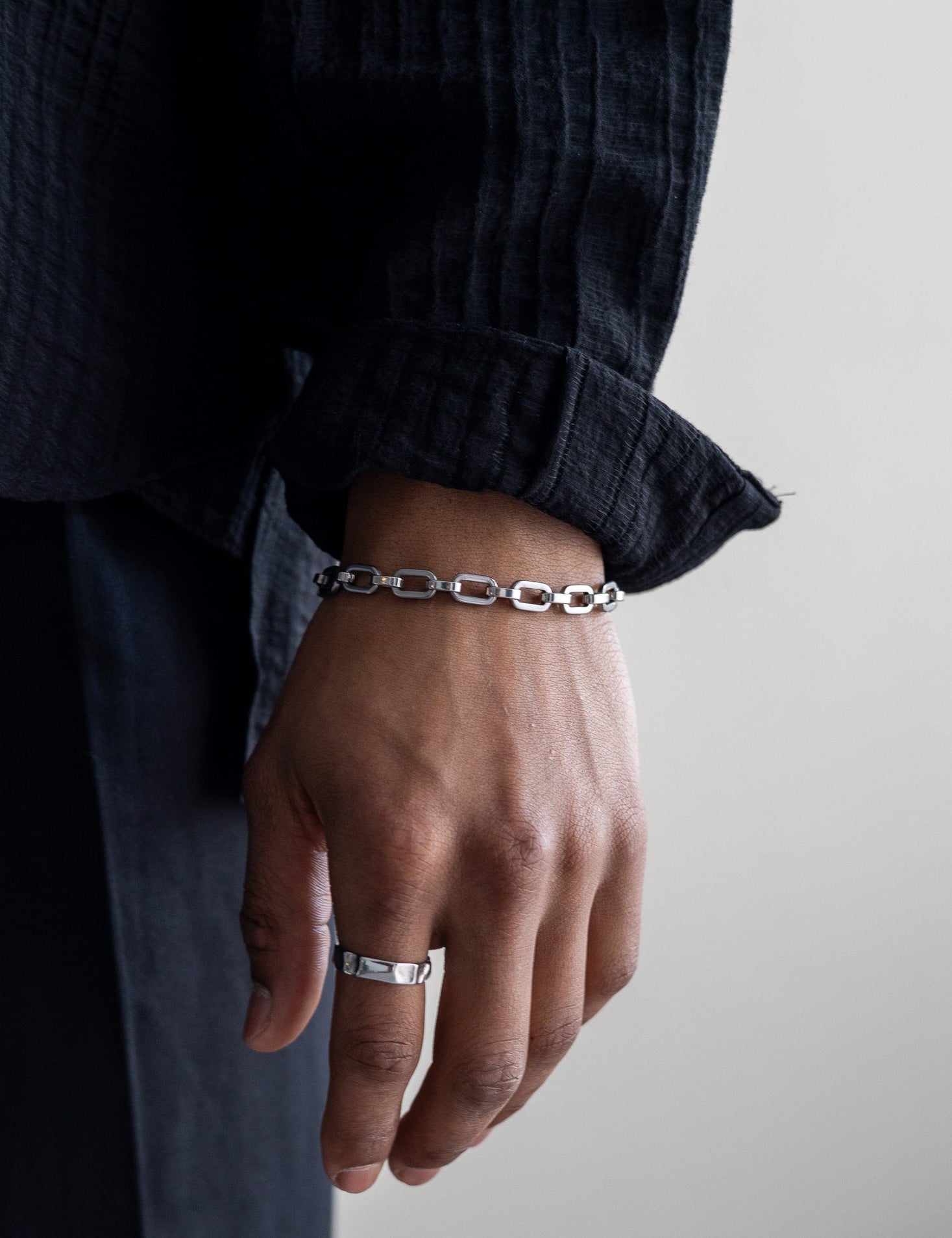 Armband || Jetzt Kombinieren || Das Model trägt das Domestic Armband und den Rebuke Ring.
